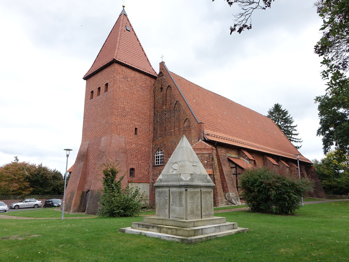 Drakenburg, evangelische St. Johannes Kirche, gotische Saalkirche, erbaut im 13. Jahrhundert, erweitert zwischen 1475 und 1480 (07.10.2021)