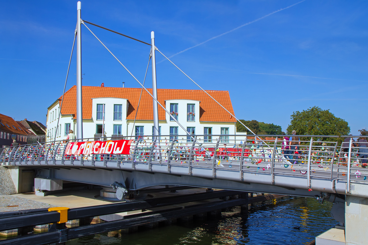 Drehbrcke in Malchow wurde mit Hkeleien verziert. - 15.09.2014