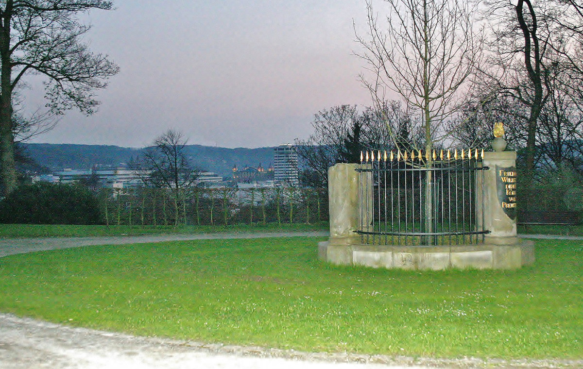 Drei Kaiser-Denkmal auf der Hardt in Wuppertal-Elberfeld mit Stadtansicht im Hintergrund. 14.04.2010