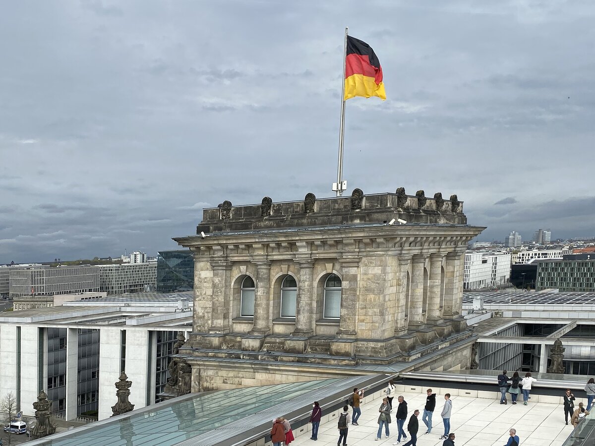 Drei Trme des Reichstagsgebudes werden jeweils mit der Bundesflagge und ein Turm mit der Europaflagge beflaggt. Hier einer der Trme mit der Bundesflagge am 14. April 2020.
