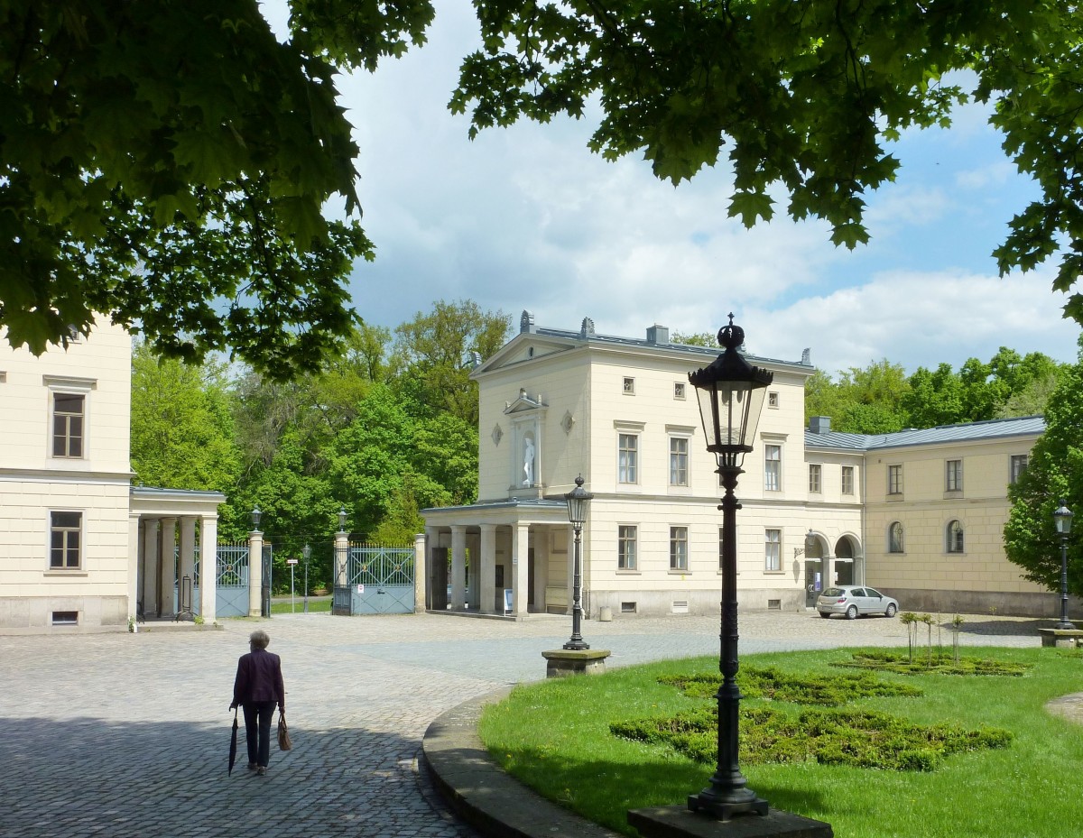 Dresden - die 2 Torhuser am Parkzugang zu den 3 Elbschlssern, hier unmittelbar vor dem Albrechtschlo gelegen, der Blick aus dem Park heraus. Dieses Schlo wurde fr den preuischen Prinzen Albrecht zwischen 1851-1854 errichtet. 
Aufgenommen im Mai 2013.
 