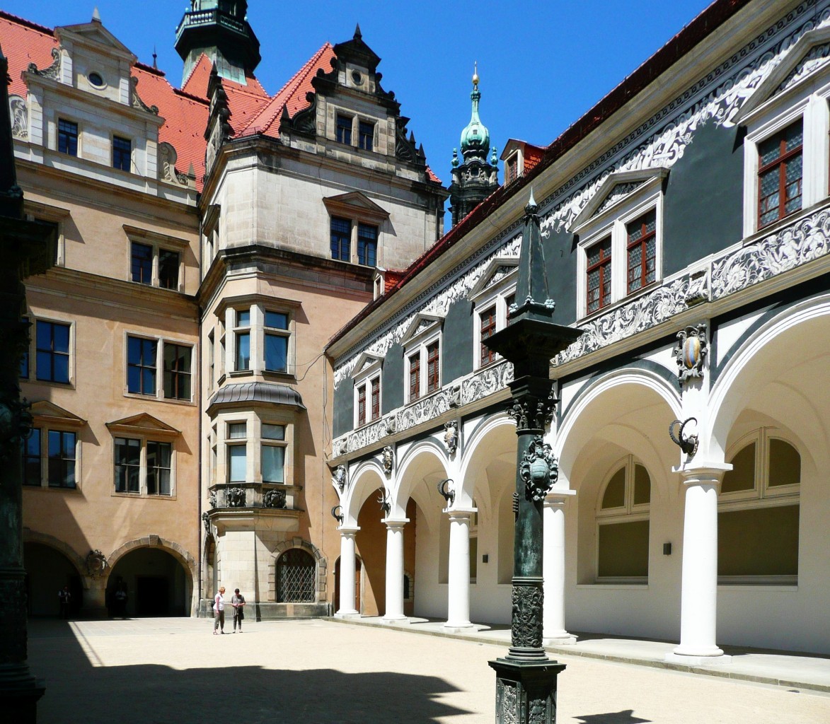 Dresden - 22 Arkaden (von 1588) verbinden vom Durchgang des Georgentors als sog .  Langer Gang  dieses mit dem Johanneum. Dieser Bereich war als  Stallhof  vor dem Bau des Zwingers der hfische Turnierplatz.
Aufgenommen im Mai 2012.