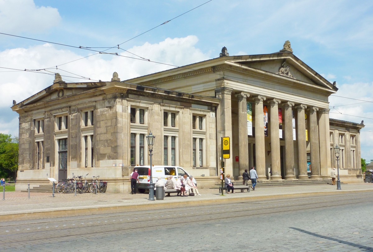 Dresden - die Altstdter Wache, an der Sdostecke des Theaterplatzes, unmittelbar neben dem Schlo und unweit des Brckenkopfes der Augustusbrcke gelegen. Das einzige Dresdener Baudenkmal, welches auf Friedrich Schinkel zurckgeht und von ihm 1830-1831 errichtet wurde.
Aufgenommen im Mai 2013.