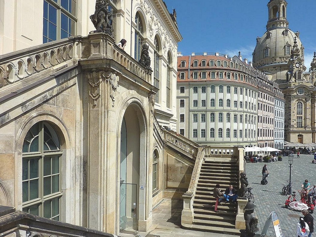 Dresden - Architekturdetail vom Johanneum mit seiner Freitreppe in Richtung der Frauenkirche.
Aufgenommen im Sept. 2013.