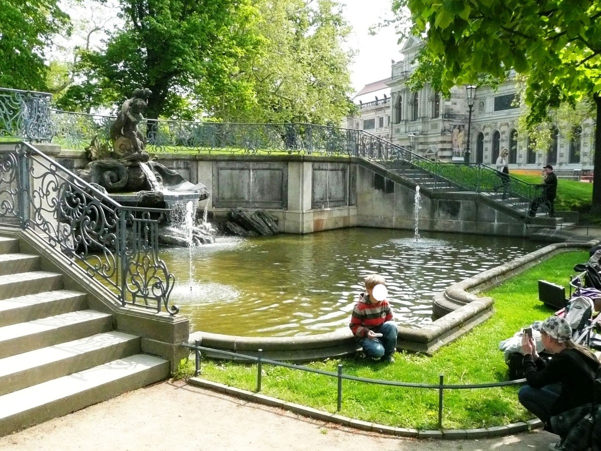 Dresden - Bassin im  Brhlschen Garten  am stlichen Ende der  Brhlschen Terrasse , gegenber vom Albertinum. 
Aufgenommen im Mai 2010. 