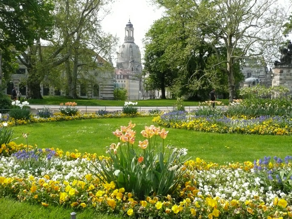 Dresden - Blick ber den Brhlschen Garten am Ende der Brhlschen Terrasse zur Frauenkirche. Aufgenommen im Juni 2010.