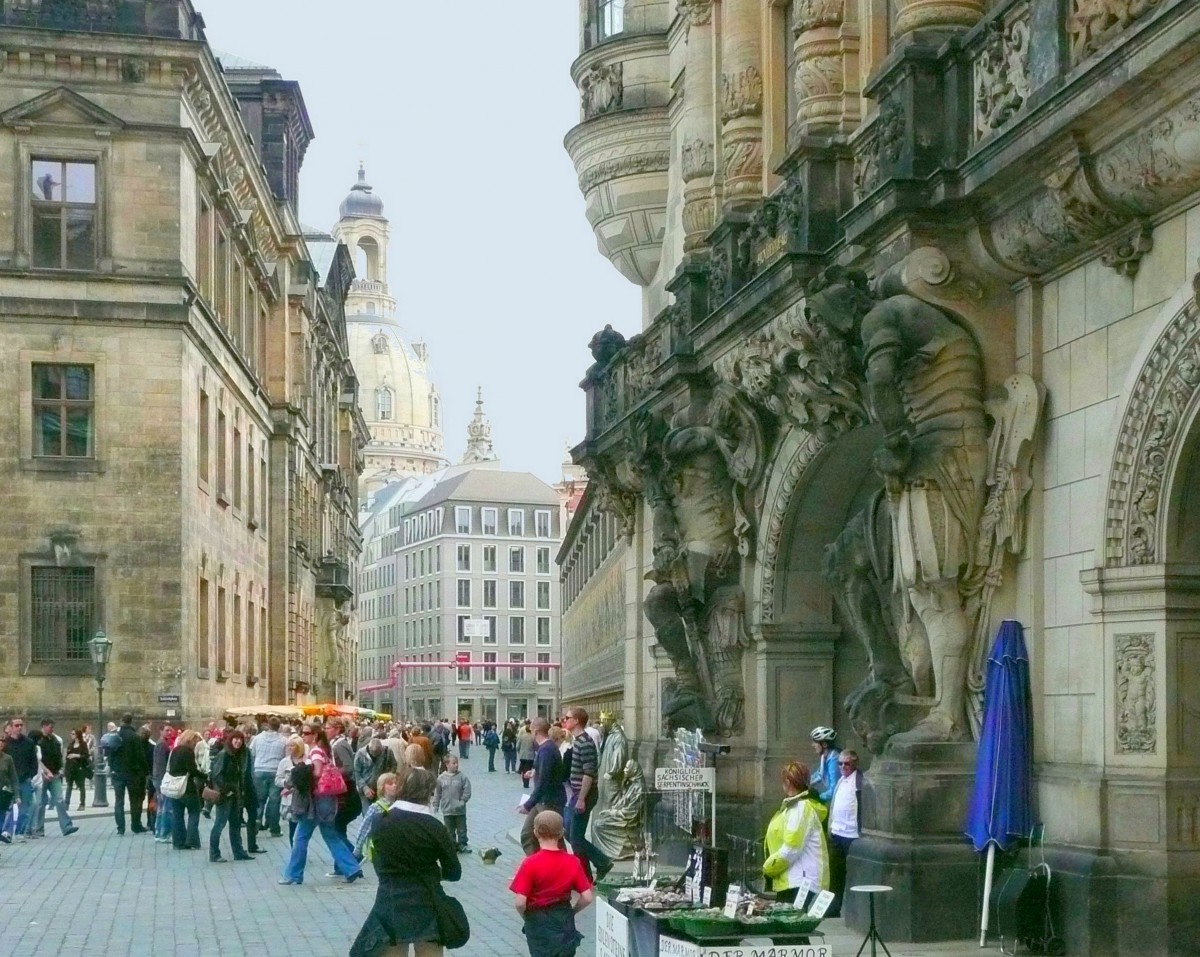 Dresden - der Blick vorbei am Georgentor (re., dem Eingang in den Schlobereich) und dem Stndehaus, dem Sitz des schsischen Landtags (li.) auf die Frauenkirche im Hintergrund. 
Aufgenommen im Mai 2010.