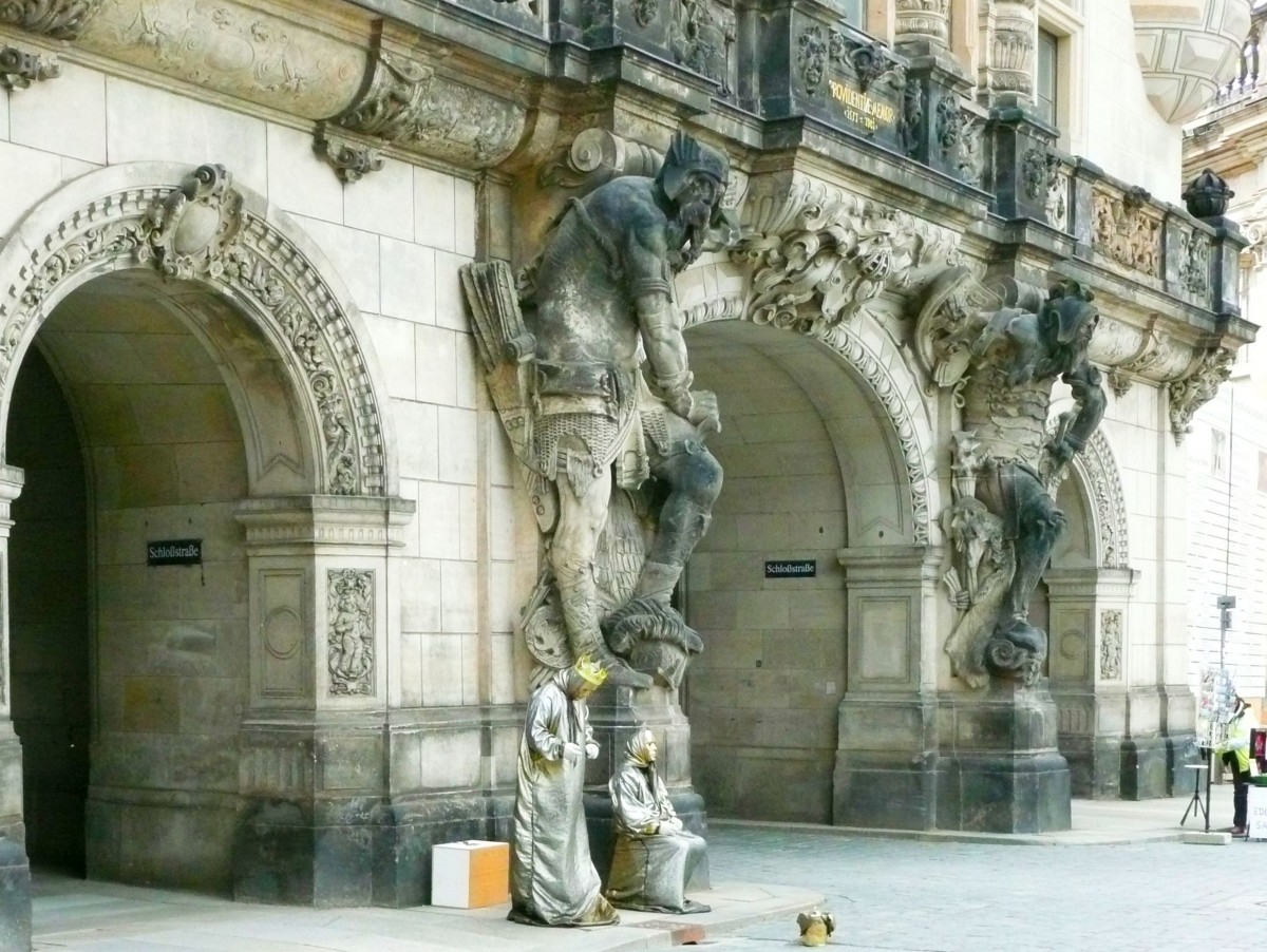 Dresden - Das Georgentor, der Beginn der Schlostrae vom Schloplatz her und gleichzeitig der Zugang zum Schlobezirk.
Aufgenommen im Mai 2010.