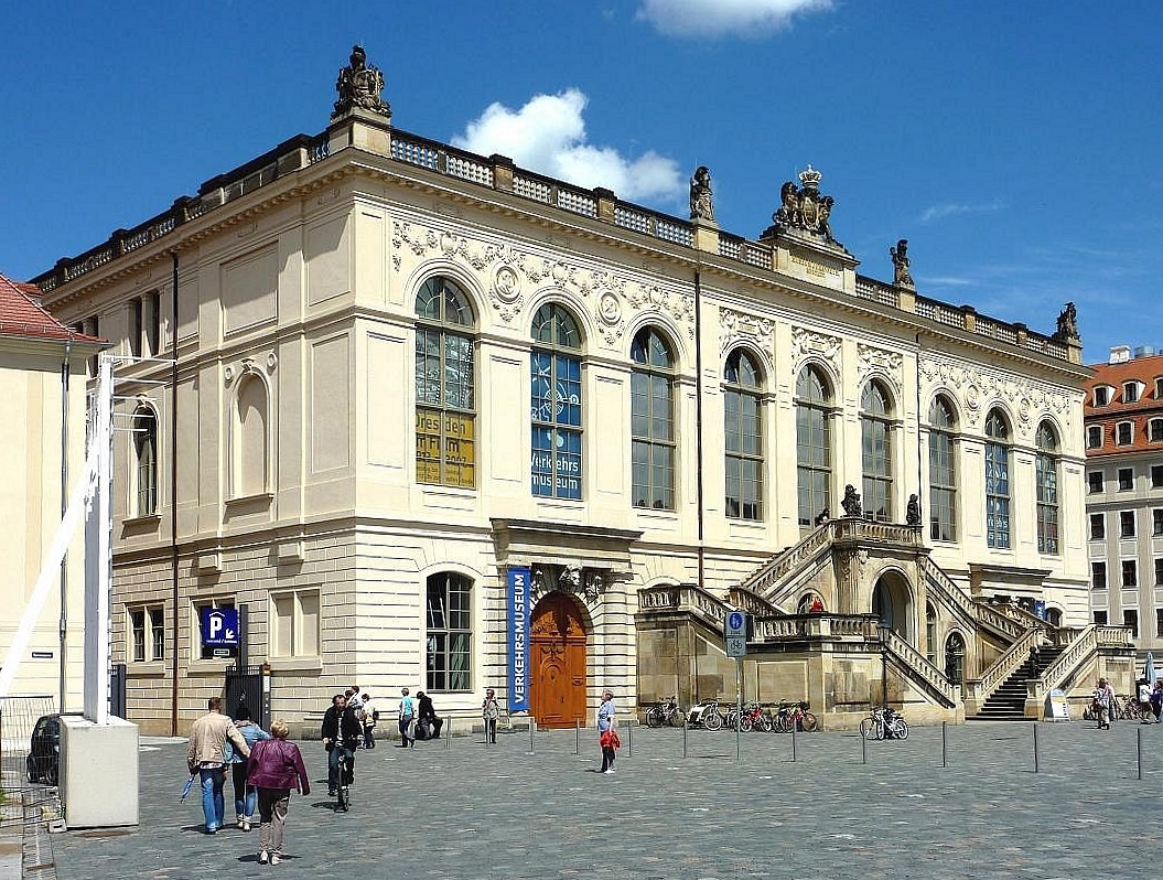 Dresden - Das Johanneum, 1586-1591 unter dem schsischen Kurfrsten Christian I. als Stallgebude errichtet, dient es nach seiner Zerstrung am Ende des 2. Weltkrieges und Wiederaufbau als Verkehrsmuseum.
Aufgenommen im Mai 2013.