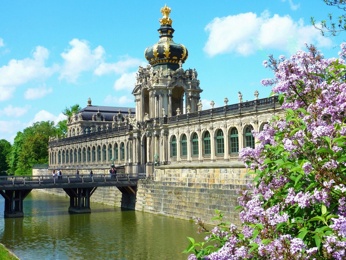 Dresden - Das  Kronentor  in der Sdwestfassade des Dresdner Zwingers ist wohl bereits millionenfach fotografiert worden, als ein Sinnbild fr die Kunstrichtung des Barocks berhaupt. Hier einmal whrend der Fliederblte .....
Aufgenommen im Mai 2015.