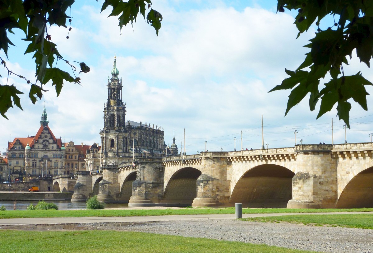 Dresden - Die Augustusbrcke ber die Elbe als eine der Brckenverbindungen zwischen der Alt- und Neustadt Dresdens wurde seit ihrer steinernen Ersterrichtung 1275 mehrfach mindestens teilzerstrt und in teils vernderter Form wieder aufgebaut; Das letzte Mal teilweise gesprengt vor Ende des 2. Weltkrieges und wiedererrichtet in unvernderter Form 1949. Auch heute, 2015, befindet sie sich wieder im Umbau zwecks Verbreiterung und Sanierung.
Aufgenommen im Sept. 2015