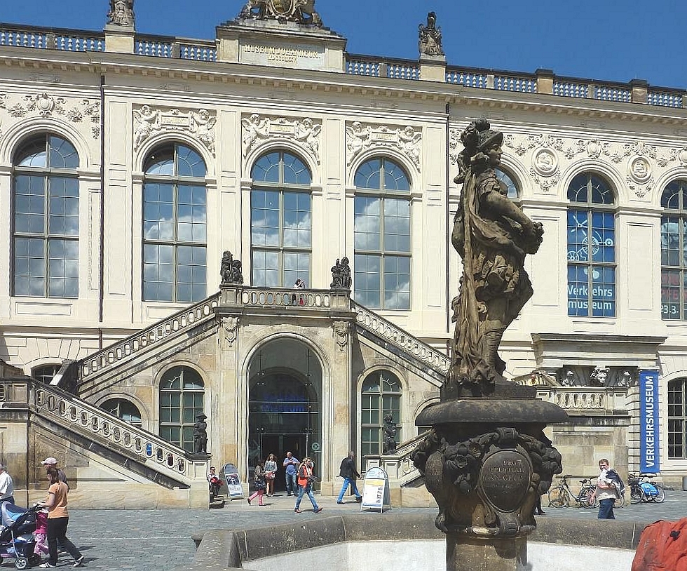 Dresden - Die Freitreppe am Johanneum, am Neumarkt gelegen.
Aufgenommen im Mai 2013.