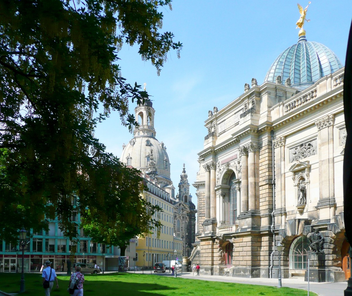 Dresden - Ein Blick, vorbei an der prachtvollen Seitenfassade des Kunstakademie, im Stil des Historismus von Lipsius 1891-1894 errichtet, - im Hintergrund der Turm der Frauenkirche.
Aufgenommen im Mai 2012.