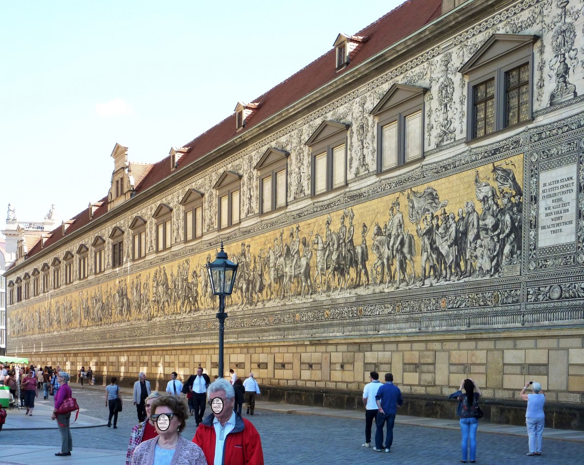 Dresden - der  Frstenzug  an der Rckseite des Stallhofgebudes: Auf ihm sind seit 1876 alle Herrscher des Geschlechtes der Wettiner dargestellt, auf 101 m Lnge und auf insges. 24000 Meissener Porzellankacheln. Dieses unersetzliche Kunstwerk hat bei dem zerstrerischen Luftangriff am 13. Febr. 1945 nur wenige Schden erlitten.
Aufgenommen im Mai 2015.