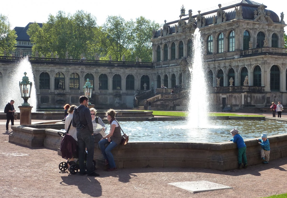 Dresden - im Innenhof des Zwingers, hier der Blick auf den Mathematisch-Physikalischen Salon mit Deutschlands umfassendster Sammlung wissenschaftlich- technischer Gerte sowie Erd- und Himmelsgloben.
Nicht nur Touristen aus aller Welt lockt der Zwinger in nie abreiendem Strom nach Dresden, auch die Dresdner selbst verweilen allzugerne zu allen Tageszeiten hier, um ein wenig zu entspannen, Freunde zu treffen, barocke Luft zu atmen ..... 
Aufgenommen im Mai 2015. 