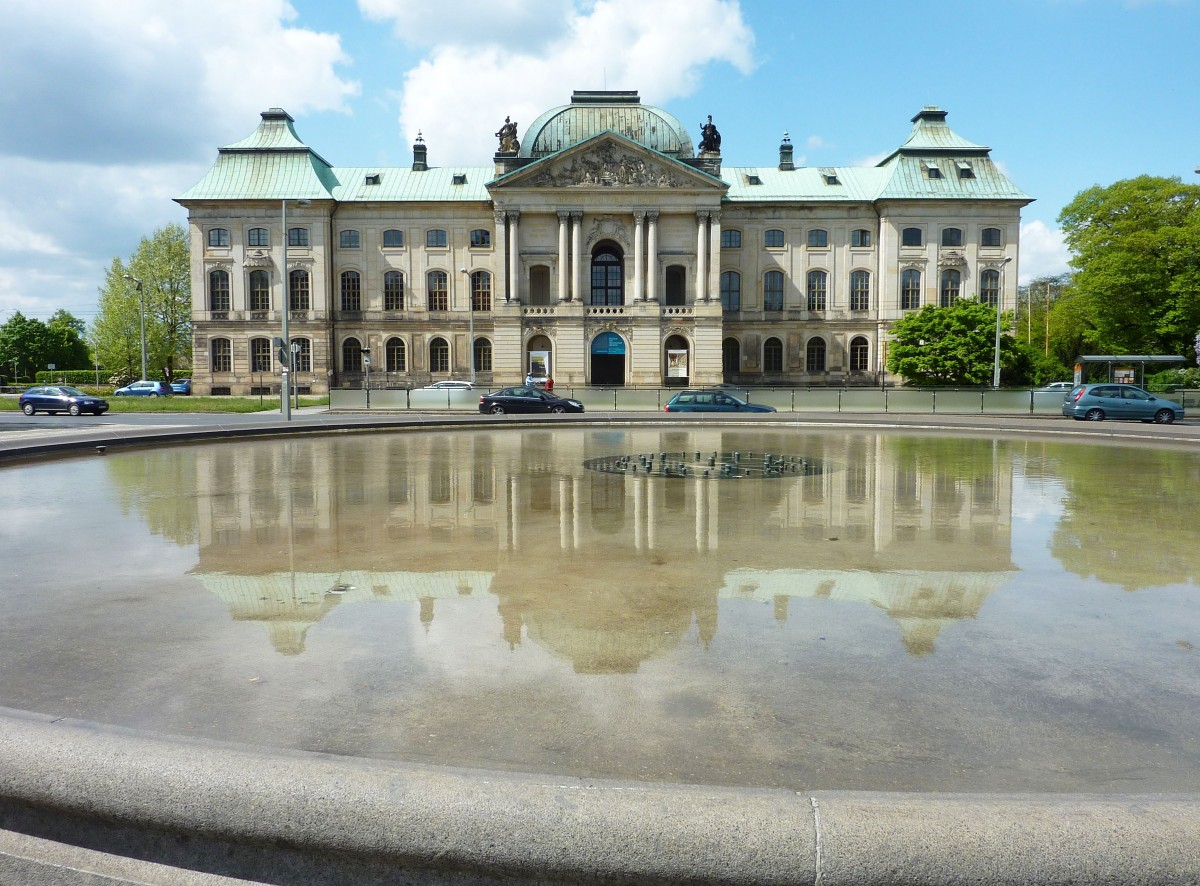 Dresden - das Japanische Palais, einst fr August den Starken zur Unterbringung seiner Porzellansammlung errichtet.
Aufgenommen im Mai 2013. 