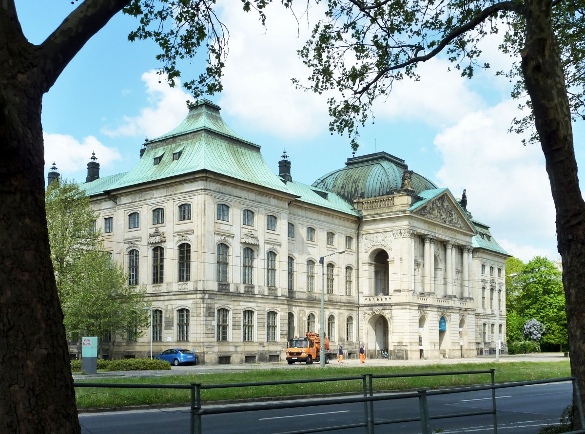 Dresden - das Japanische Palais, nur durch einen Park vom Elbufer getrennt, liegt auf der Neustdter Elbseite, diente seit 1786 als kurfrstliche Bibliothek, aus der spter die Schsische Landesbibliothek hervorging. Bei der Zerstrung Dresdens im Febr. 1945 nahm es ebenfalls schwerste Schden, deren Beseitigung erst 1987 abgeschlossen werden konnten. Danach diente es vornehmlich als Museum fr Vlkerkunde.
Aufgenommen im Mai 2013.