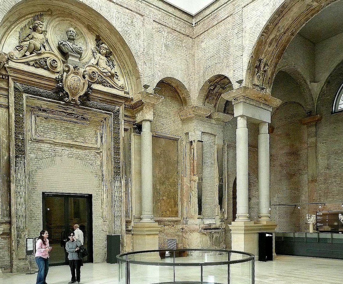 Dresden - Nur bei flchtigem Hinsehen hat man den Eindruck von antiker Architektur. Tatschlich war dies der nach der Bombennacht des 13. Febr. 1945 ausgebrannte und danach gesicherte Zustand des terrassenseitigen Zugangs zu Albertinum (Gemldeexposition  Neue Meister ), wie er sich zum Zeitpunkt der Aufnahme im Mai 2010 dem Besucher darbot.  