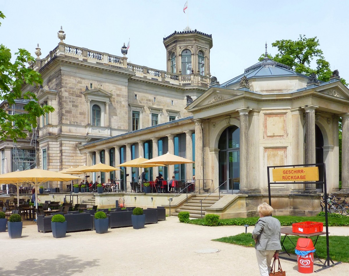 Dresden - das sog.  Lingnerschlo  erhebt sich als eines der drei Elbschlsser am Hang der Loschwitzhhe. Der Odol-Fabrikant August Lingner erwarb es 1906 und vermachte es testamentarisch der Stadt Dresden mit der Auflage, es der gesamten Bevlkerung zugnglich zu machen Auch habe man  thunlichst ein Restaurant oder Cafe mit billigen Preisen einzurichten . Nach erheblichem Verfall durch Nichtbenutzung ist dieses Objekt neuerer toskanischer Palastarchitektur mit Elementen des Tudorstils auf dem besten Wege, wie  Phnix aus der Asche  zu neuem Glanze zu gelangen.
Aufgenommen im Mai 2015. 