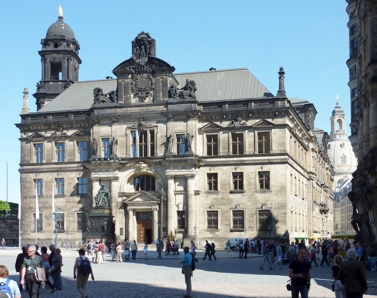 Dresden - das Stndehaus war ehemals Sitz des Schsischen Landtags, es wurde 1901-1907 am Schloplatz erbaut, gegenber der Hofkirche und vom Residenzschlo, heute beherbergt es u.a. das Oberlandesgericht Dresden.
Aufgenommen im Mai 2013.
