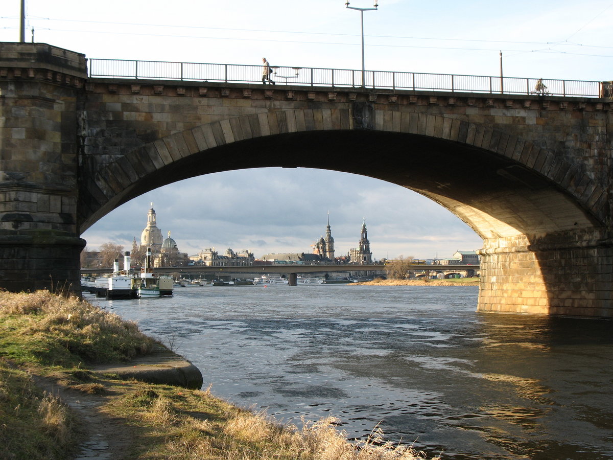 Dresdner Silhouette durch einen Bogen der Albertbrücke gesehen; 06.01.2007
