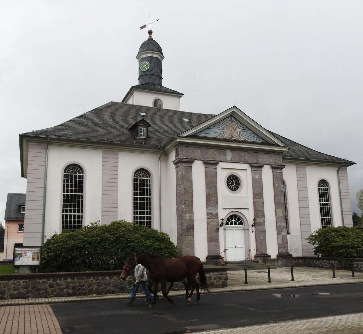 DRIEDORF/WESTERWALD-EV. PFARRKIRCHE
Nachdem ein Brand 1819 fast den gesamten Ort im hessischen LAHN/DILLKREIS zerstrt hatte,
wurde der Ort neu aufgebaut.In der Aufbauphase wurde 1821-27 der Saalbau der neuen evangelischen
Pfarrkirche nach einem Entwurf von Landesbaumeister FRIEDRICH LUDWIG SCHRUMPF errichtet-
ein schner Kirchenbau,am 5.11.2017....