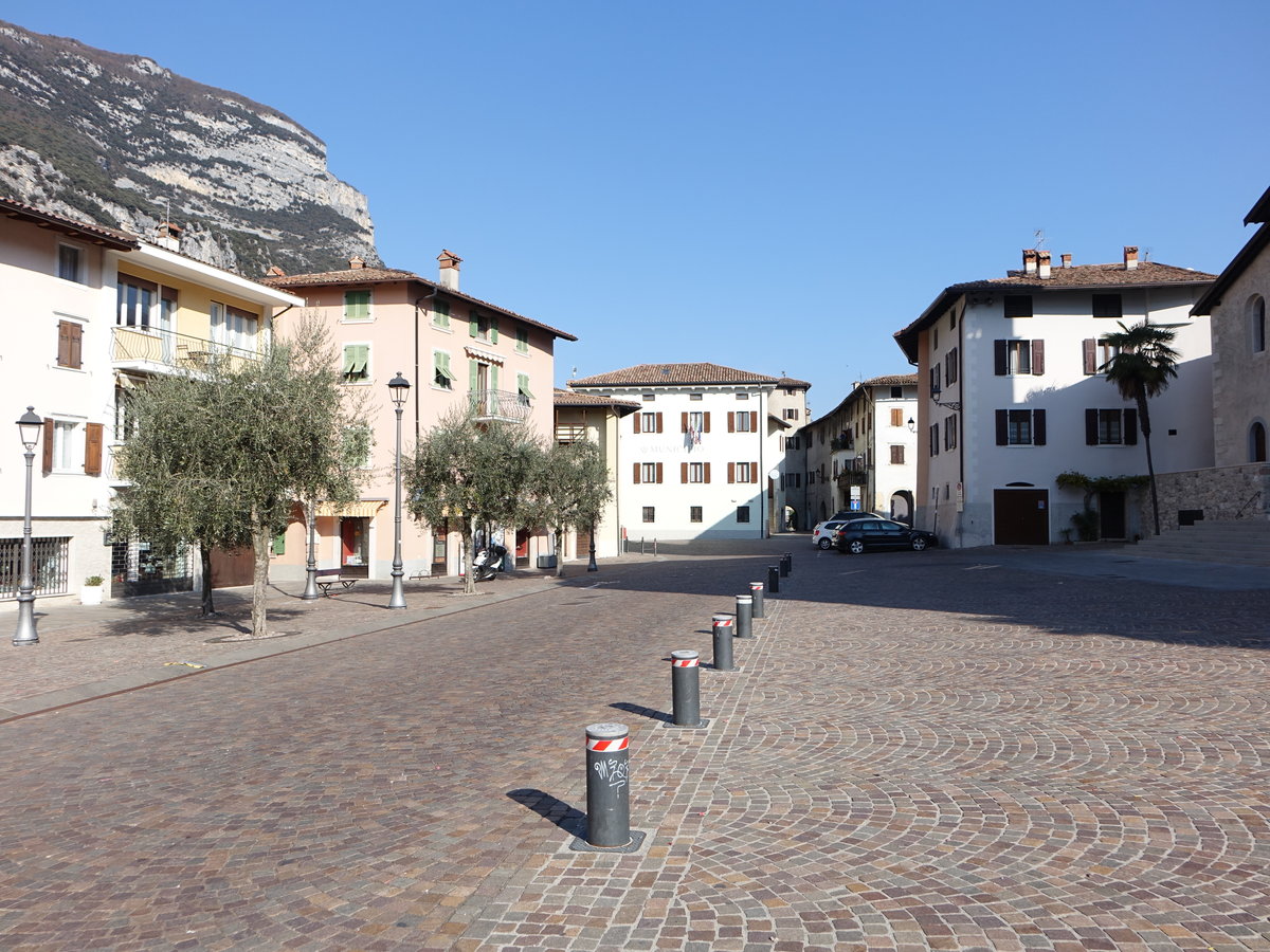 Dro, Huser an der Piazza Giuseppe Mazzini in der Altstadt (01.11.2017)