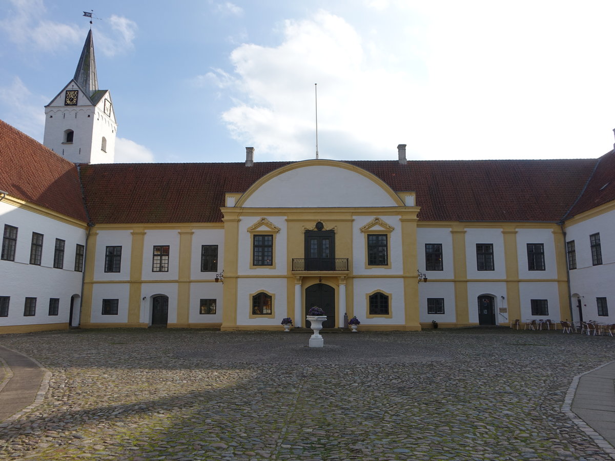 Dronninglund Hovedgard, ehem. Benediktinernonnenkloster, gegrndet 1268, neoklassizistisch erbaut 1755 durch Laurids Thurah (22.09.2020)