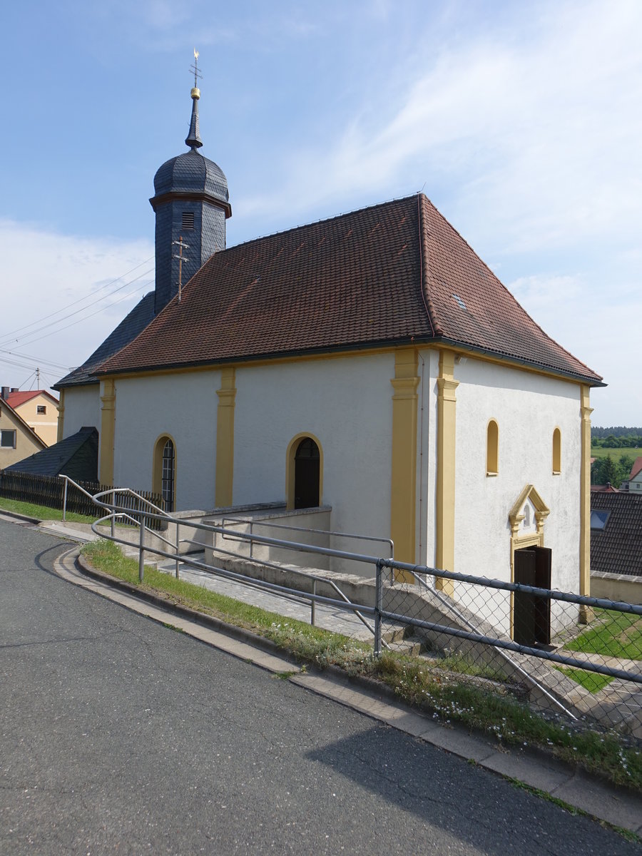 Drosendorf, kath. Pfarrkirche St. Laurentius, Saalbau mit eingezogenem Chor und Dachreiter, erbaut 1719 (19.05.2018)