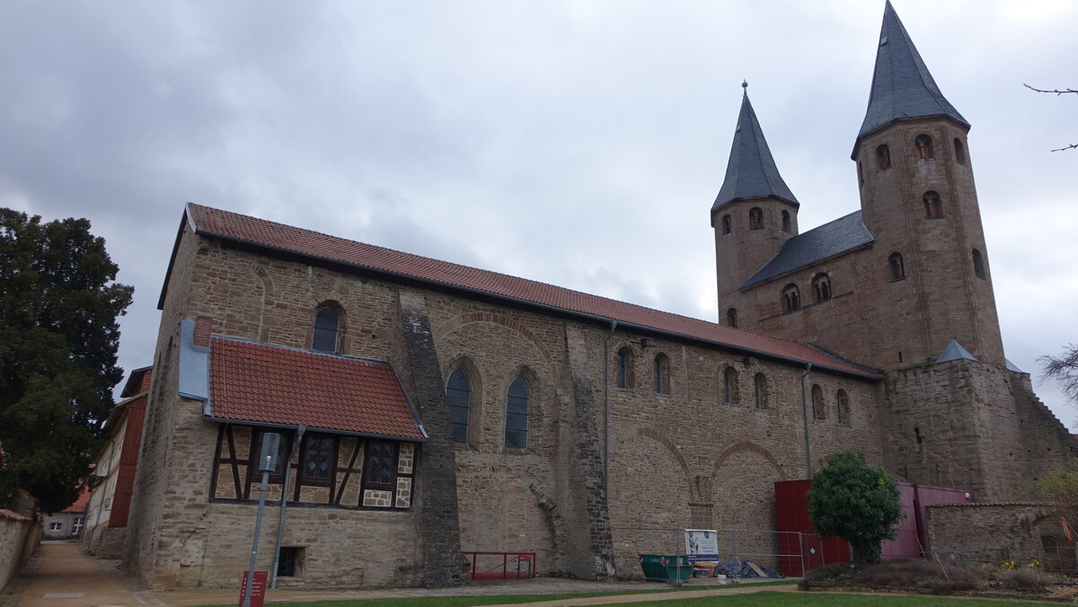 Drbeck, Klosterkirche St. Vitus, erbaut ab 1004, Westriegel mit zwei Trmen erbaut im 12. Jahrhundert (21.03.2024)