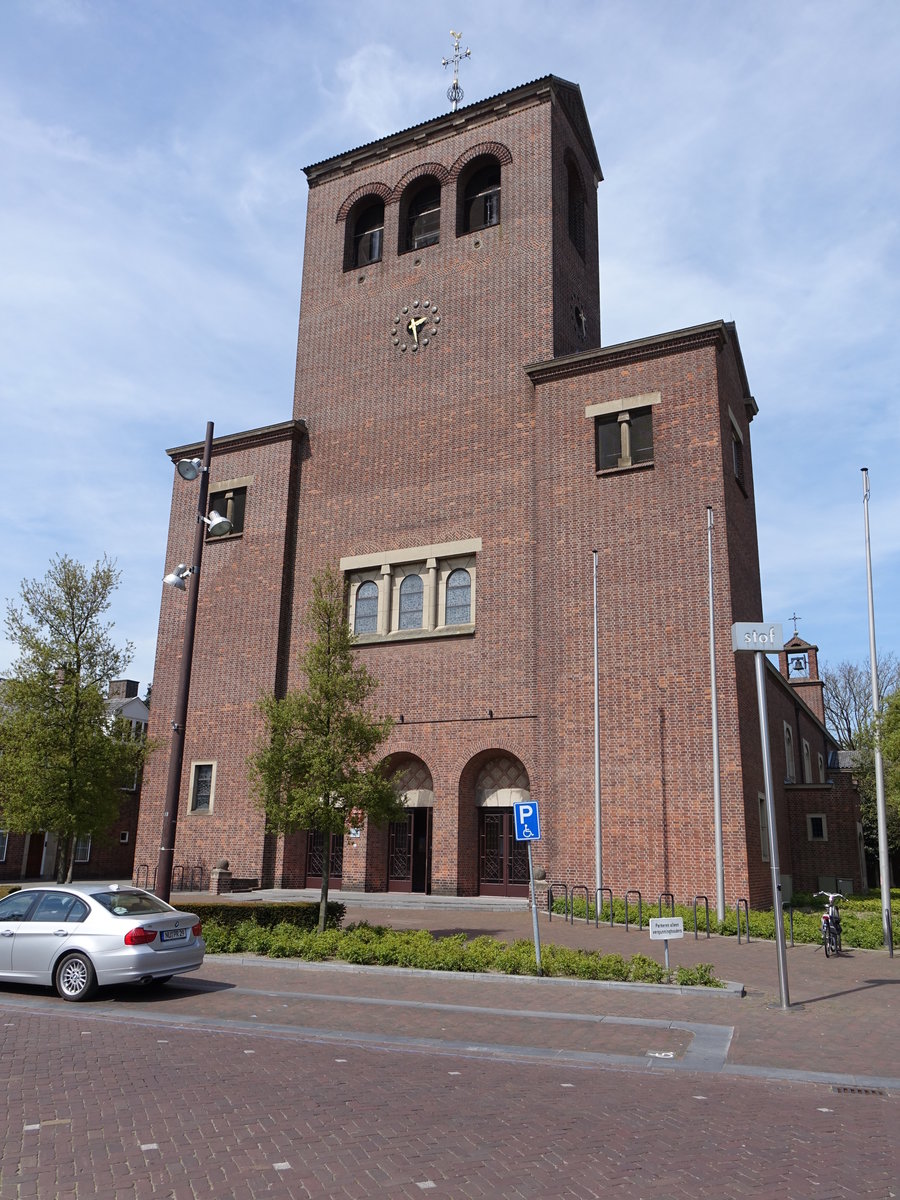 Drunen, St. Lambert Kirche, erbaut 1954 durch Architekt Hendrik Christiaan van de Leur (06.05.2016)