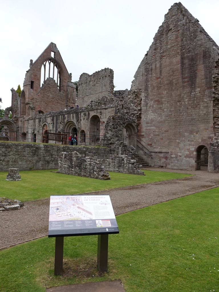 Dryburgh Abbey, gegrndet 1150 von Hugh de Morville, 1544 von den Englndern zerstrt (10.07.2015)