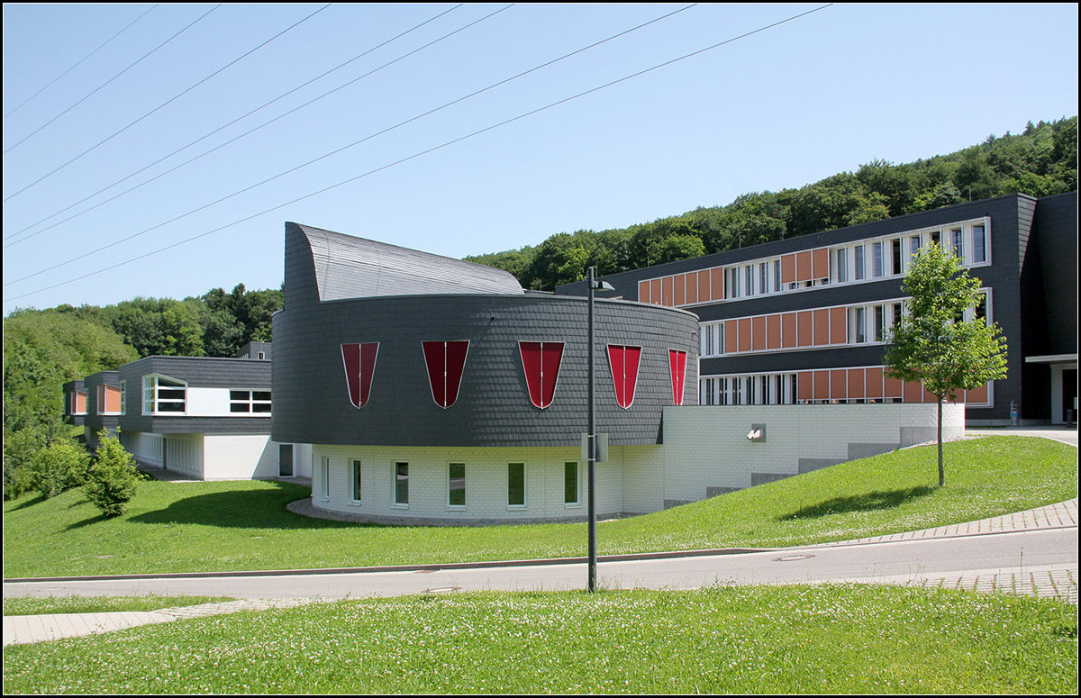 .Duale Hochschule Baden-Wrttemberg Lrrach - 

In schner Aussichtslage ber oberhalb von Lrrach nahe dem Wald befindet sich die dortige Duale Hochschule. Der Erweiterungsbau wurde von den Architekten Lederer, Ragnarsdttir, Oei (LRO-Architekten) geplant und 2008 fertiggestellt.

Zahlreiche weitere Aufnahmen finden sich:
http://architektur.startbilder.de/name/galerie/kategorie/architekten~lederer-ragnarsdttir-oei~2008-duale-hochschule-bw-loerrach.html

18.06.2013 (Matthias)

