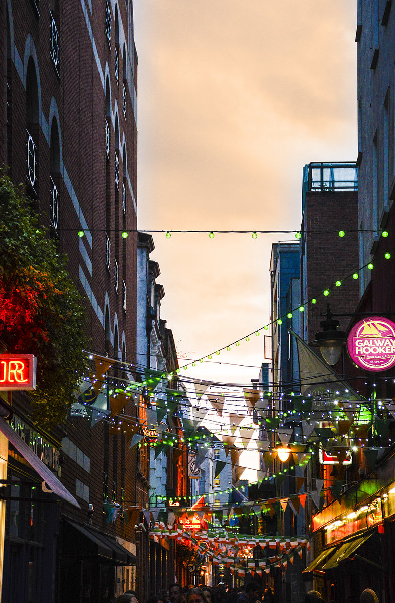 Dublin Temple Bar Area - Essex Street in der Abenddmmerung. Aufnahme: 11. Mai 2018.