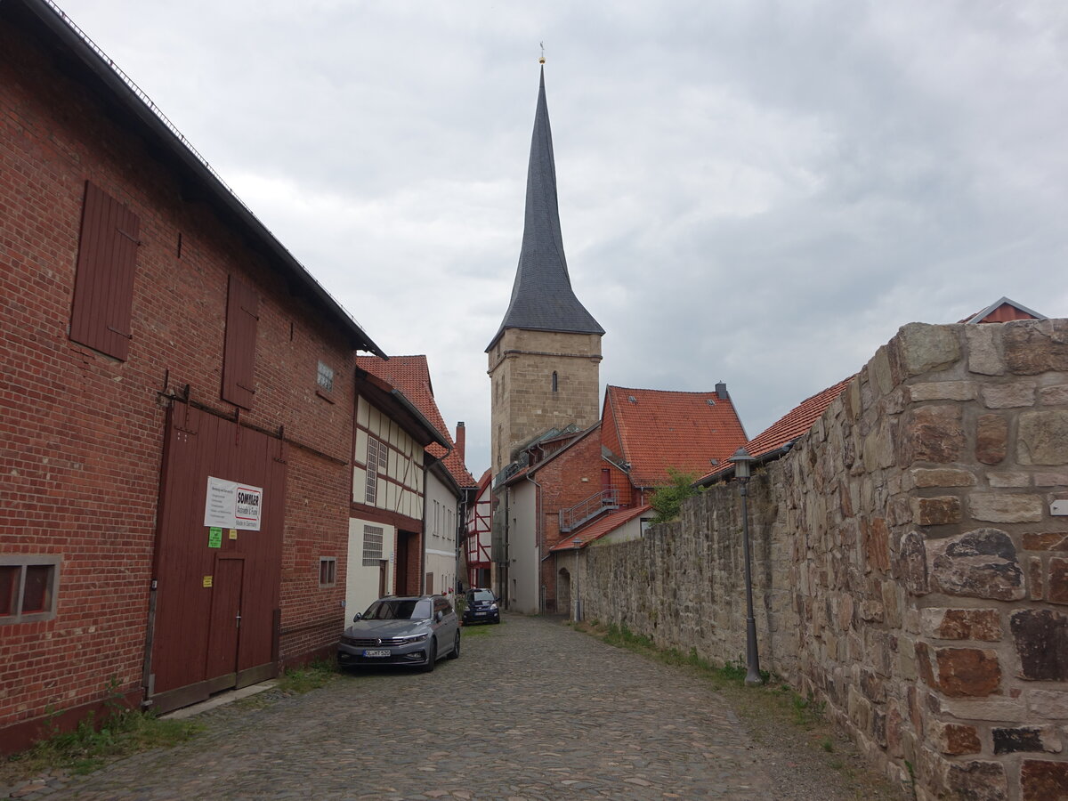 Duderstadt, Ausblick auf den Westerturm vom Weg hinter der Mauer (29.06.2023)