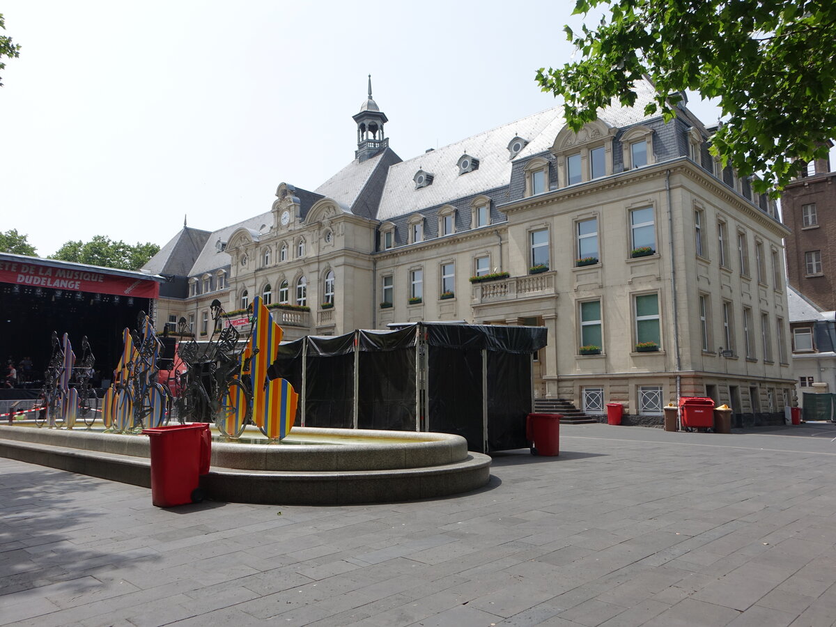 Ddelingen, Rathaus und Brunnen am Place Hotel de Ville (18.06.2022)