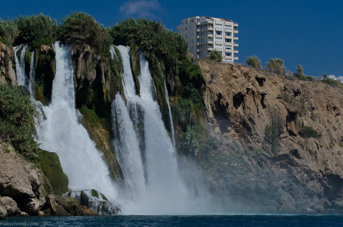 Düden Wasserfall bei Antalya. Aufnahmedatum 10.09.2014
Eine der  Attraktionen  bei den unzähligen Bootstouren die man im Hafen der Altstadt buchen kann.