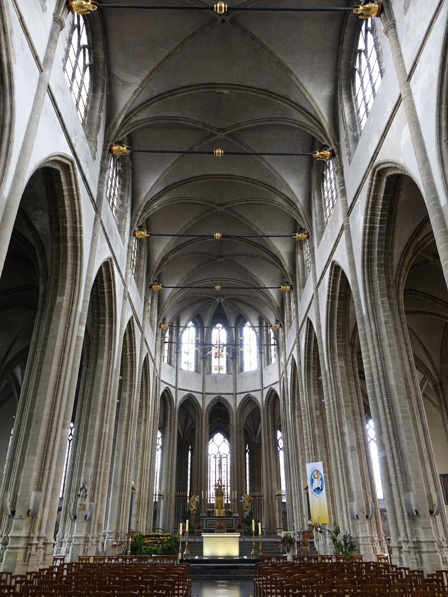 Dnkirchen, Chor der St. Eloi Kirche, Hauptaltar von 1809, Bleiglasfenster von Pierre Gaudin (13.05.2016)