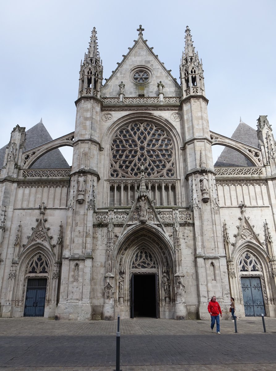 Dnkirchen, Saint Eloi Kirche, sptgotische fnfschiffige Hallenkirche aus dem 16. Jahrhundert mit einer neogotischen Fassade aus dem 19. Jahrhundert und einer Sakristei im Stil der Renaissance (13.05.2016)