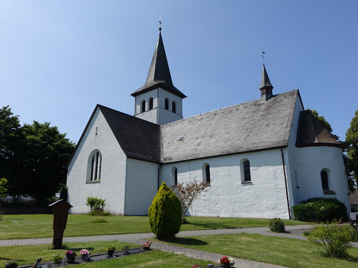 Dnschede, Pfarrkirche St. Martin, erbaut im 13. Jahrhundert, romanische Hallenkirche von drei Jochen (21.06.2025)