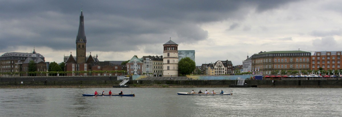 Dsseldorf Altstadt und der Rhein von Oberkassel aus gesehen. Aufnahme: Mai 2007.