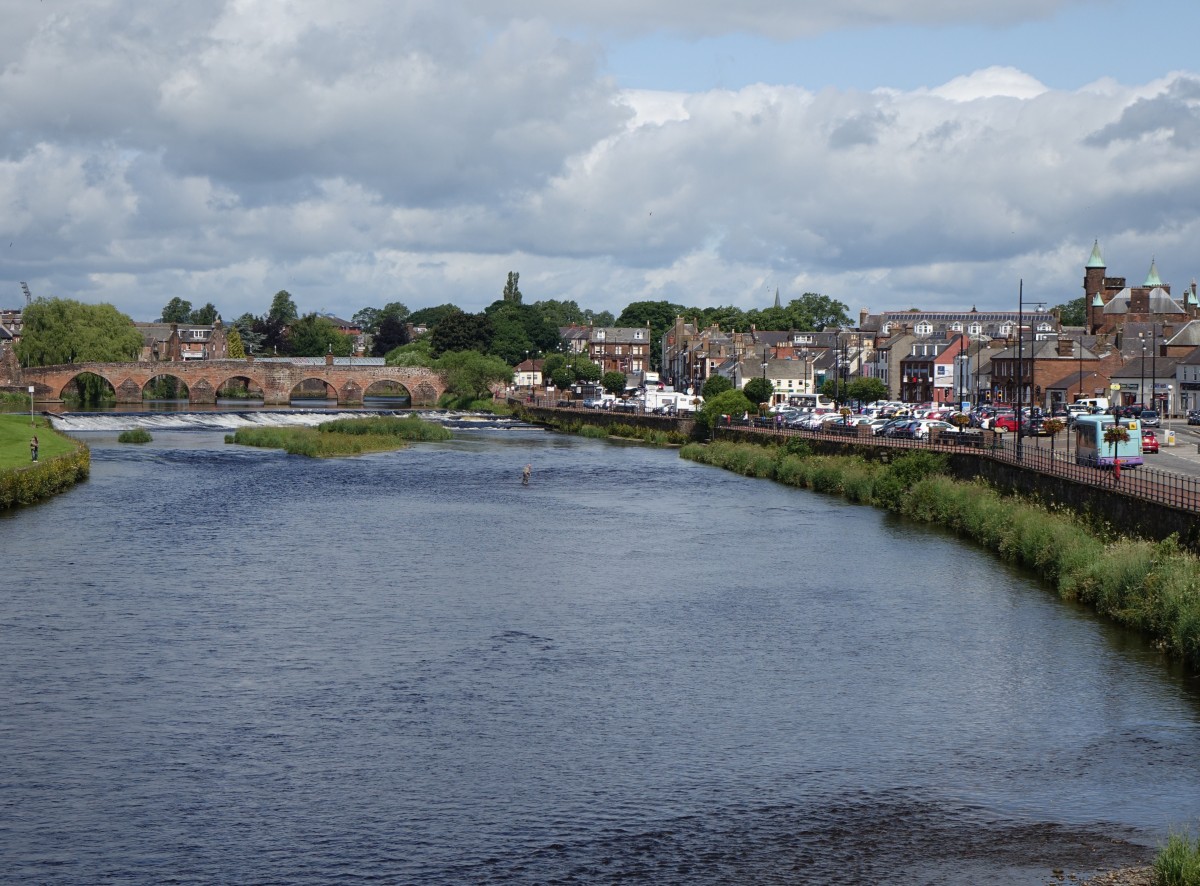 Dumfries, Aussicht auf die historische Altstadt und die Devorgilla Bridge ber den Nith River (11.07.2015)