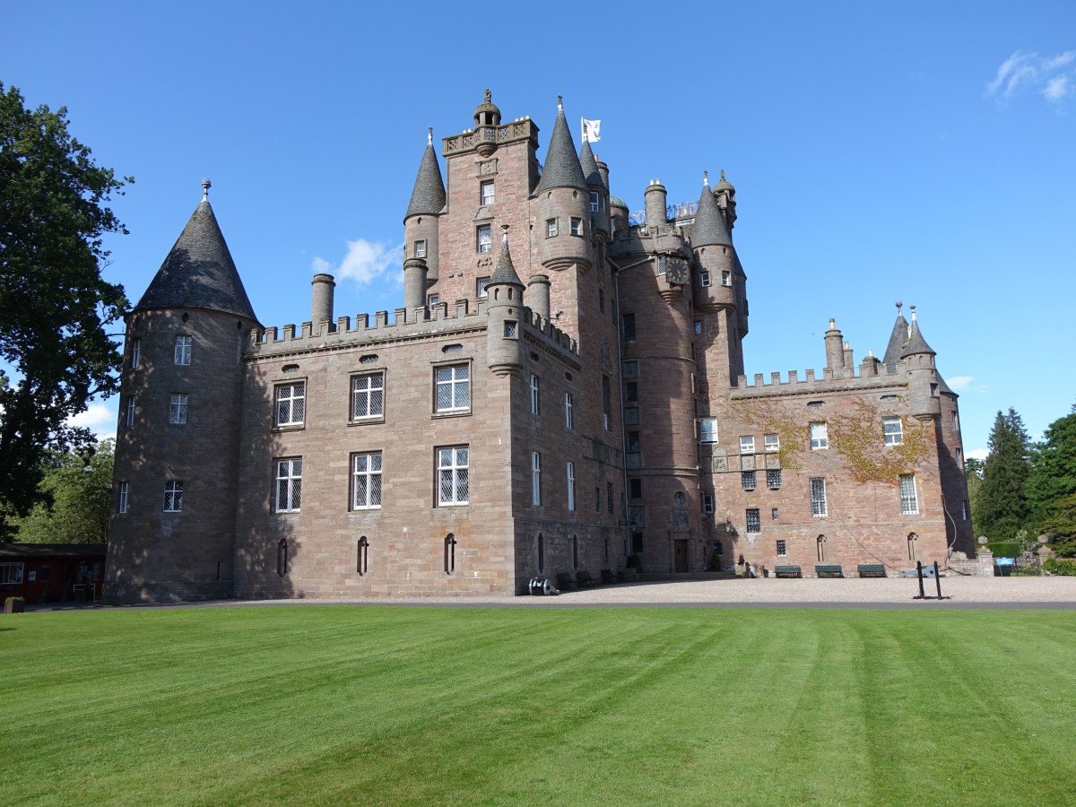 Dundee, Glamis Castle, erbaut von 1675 bis 1687 (09.07.2015)