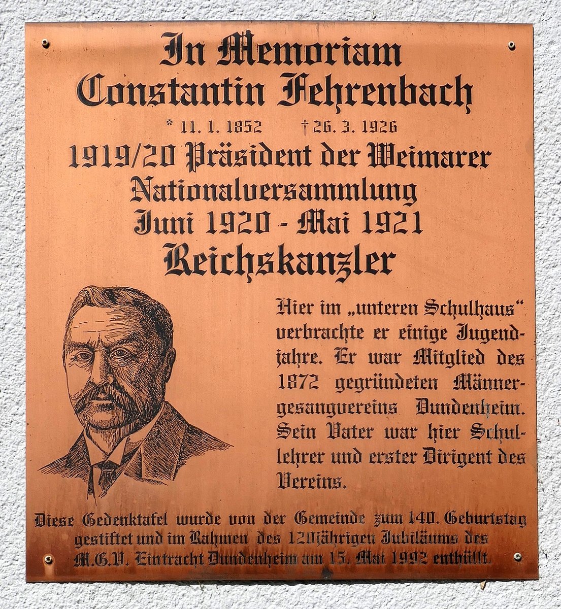Dundenheim, Gedenktafel von 1992 am Rathaus, fr Constantin Fehrenbach, Reichskanzler von 1920-21, verbrachte hier einige Jugendjahre, April 2020
