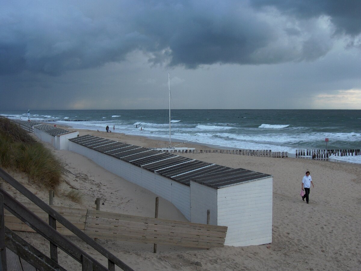 Dunkle Wolken am Strand von Domburg am 29.08.2006. Domburg ist ein niederl�ndisches Seebad an der Nordseek�ste. Es liegt auf der Halbinsel Walcheren in der Provinz Zeeland und ist Verwaltungssitz der Gemeinde Veere.
