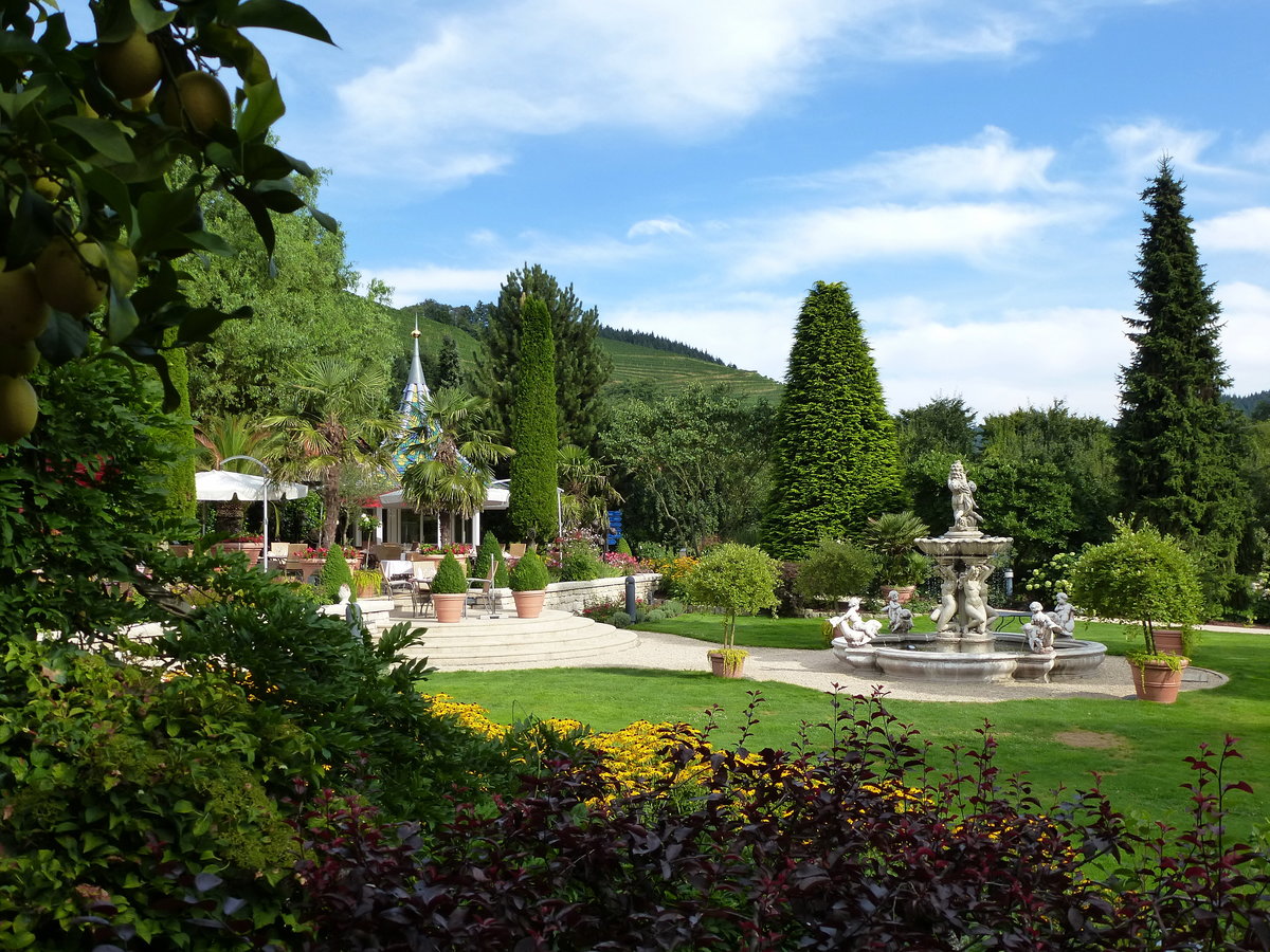 Durbach, Blick in die Parkanlage am Hotel-Restaurant Rebstock, Juli 2017