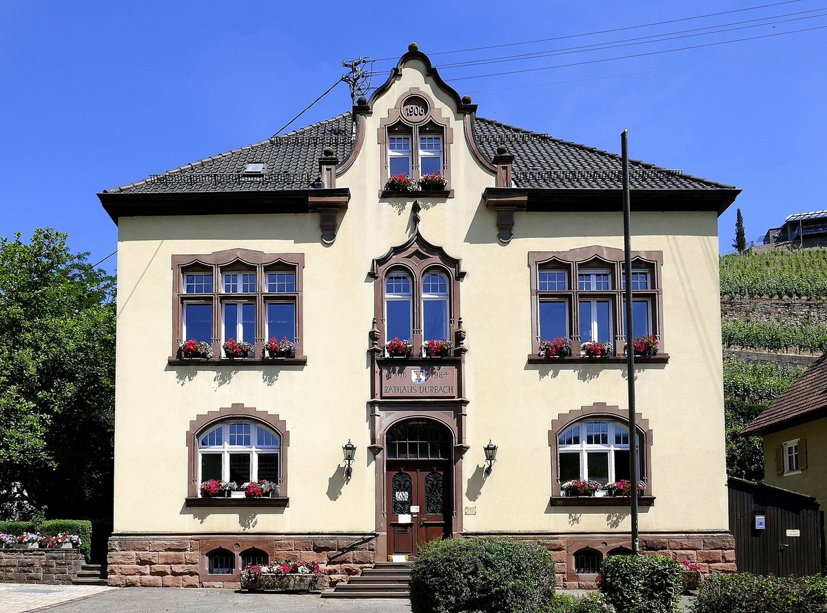 Durbach, das Rathaus von 1906, der bekannten Weinbaugemeinde in der Ortenau, Juni 2020