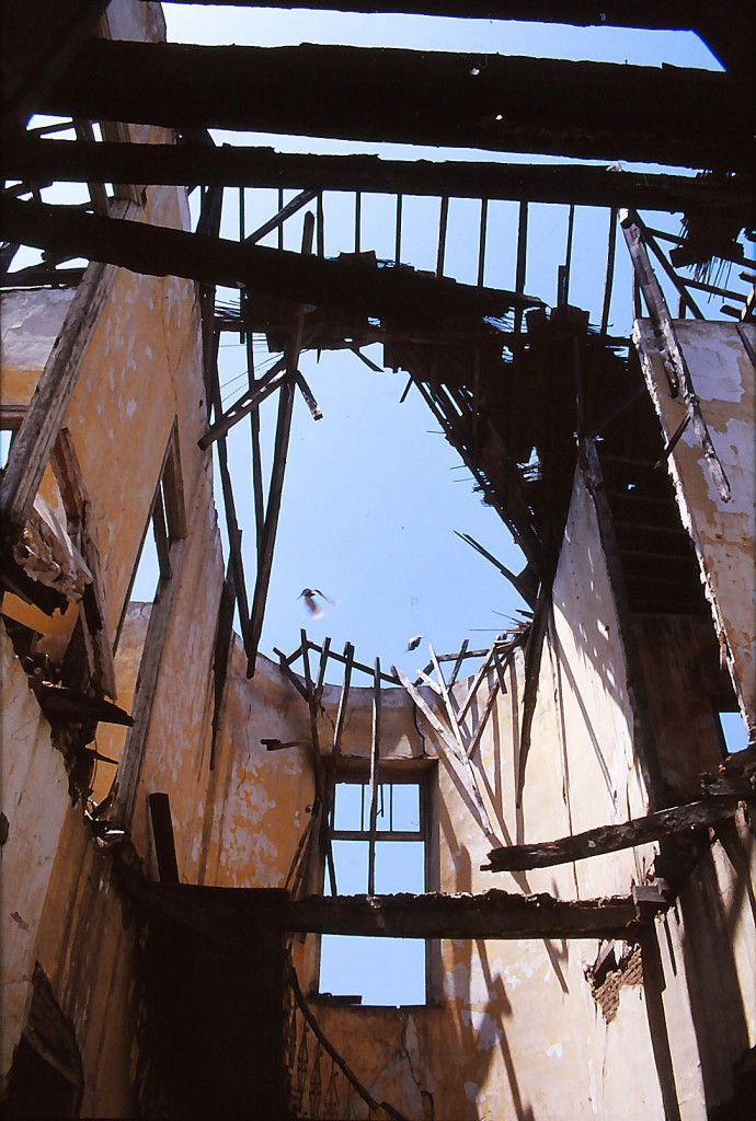 Durch den 1974-Krieg zerstörtes Haus in Nicosia. Aufnahme: April 1995 (eingescanntes Dia).