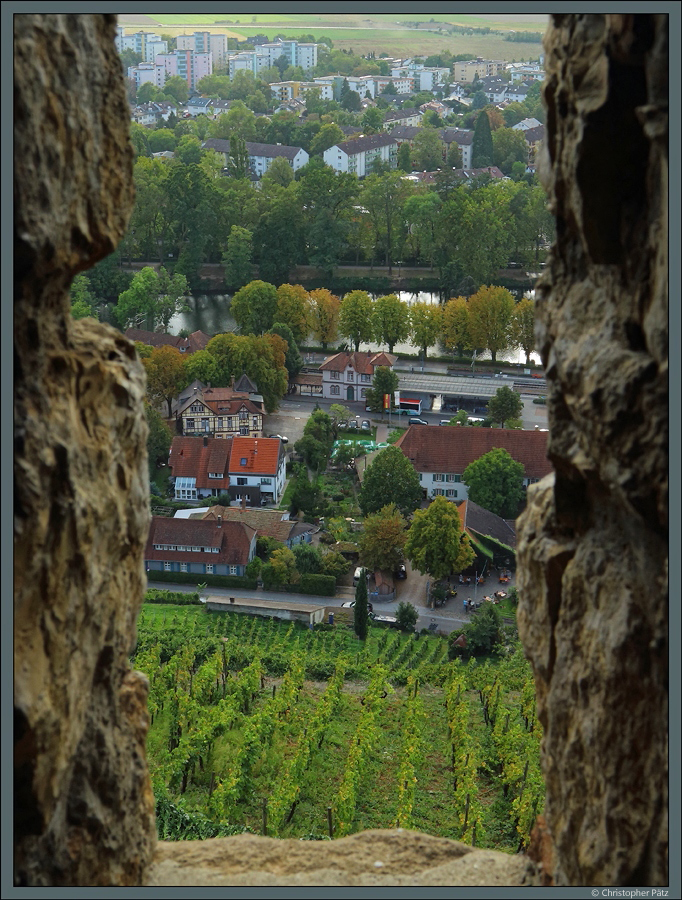 Durch ein Fenster der Burgruine Staufen fllt am 29.09.2023 der Blick auf Weinberge, den Bahnhof und den Stadtsee von Staufen im Breisgau.