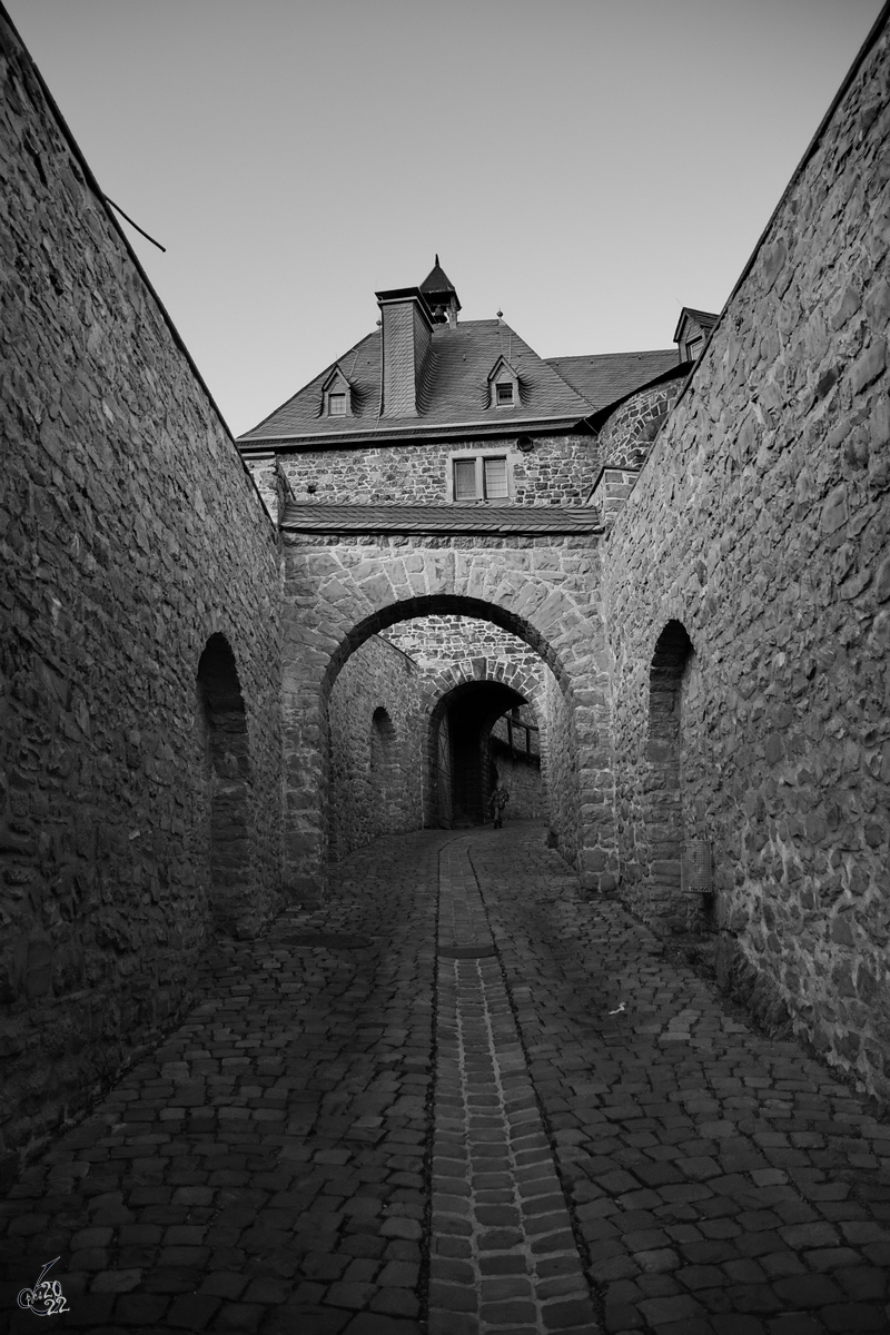 Durch das Friedrichsthor gelangt man durch diese schmale Gasse in den unteren Burghof der Burg Altena. (Februar 2014)